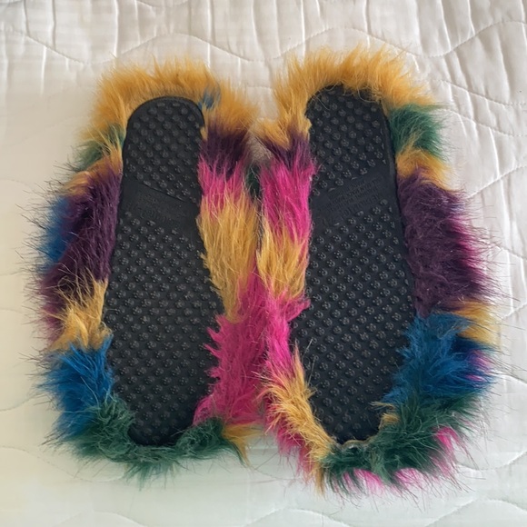 LF Fluffy Slippers - Picture 2 of 3